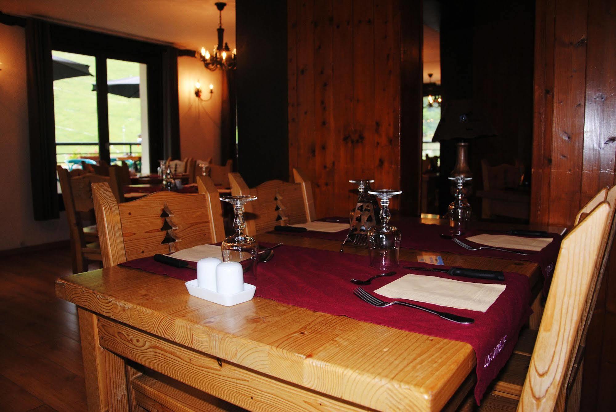 Hotel Les Combelles Chatel Exterior photo