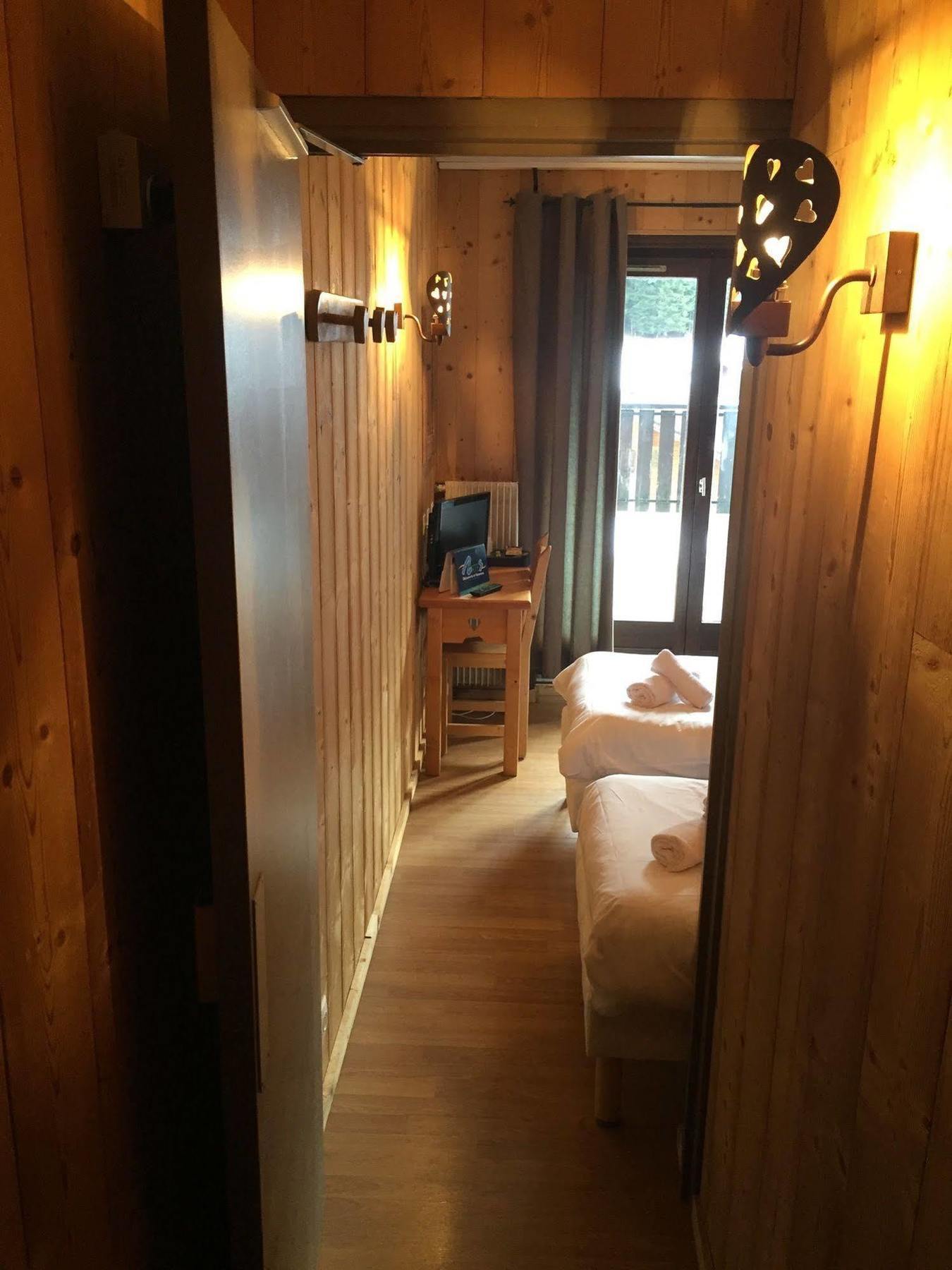 Hotel Les Combelles Chatel Exterior photo